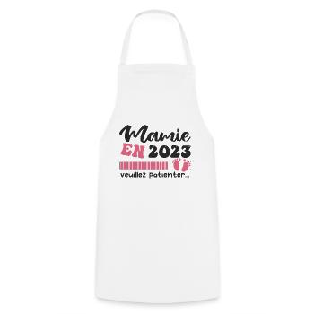 Mamie en 2023 | Cadeau future mamie 2023 Cadeau - Tablier de cuisine - blanc - Devant - AI Model Male 185 dark (185cm)