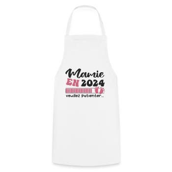 Mamie en 2024 | Cadeau future mamie 2024 Cadeau - Tablier de cuisine - blanc - Devant - AI Model Male 185 dark (185cm)