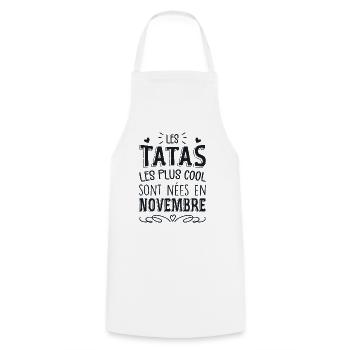 Anniversaire Tante Tata Novembre Cadeau - Tablier de cuisine - blanc - Devant - AI Model Male 185 dark (185cm)