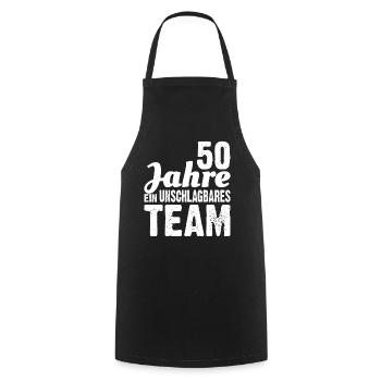 Goldene Hochzeit 50 Jahre ein unschlagbares Team - Kochschürze - Schwarz - Vorne - AI Model Male 185 dark (185cm)
