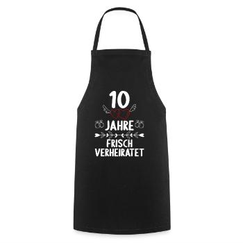 10 Jahre frisch verheiratet 10. Hochzeitstag - Kochschürze - Schwarz - Vorne - AI Model Male 185 dark (185cm)
