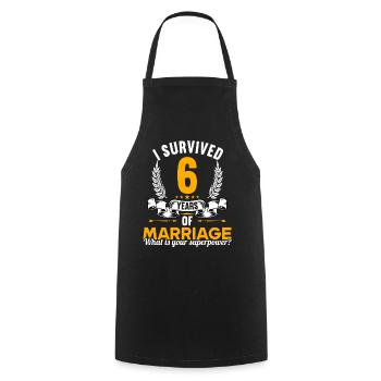 Ich habe 6 Jahre Ehe überlebt 6.Hochzeitstag - Kochschürze - Schwarz - Vorne - AI Model Male 185 dark (185cm)