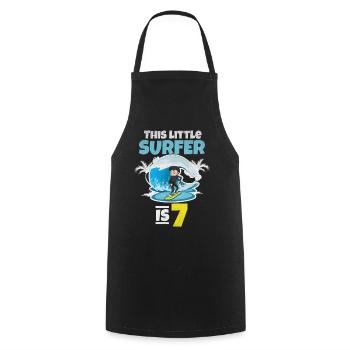 Surfing Boy — Dieser kleine Surfer ist 7 - Kochschürze - Schwarz - Vorne - AI Model Male 185 dark (185cm)