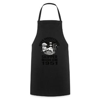 Never Underestimate Skipper né en 1951 - Tablier de cuisine - noir - Devant - AI Model Male 185 dark (185cm)