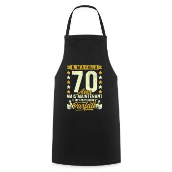 70 Ans Anniversaire Humour 70ème il m'a fallu 70 - Tablier de cuisine - noir - Devant - AI Model Male 185 dark (185cm)