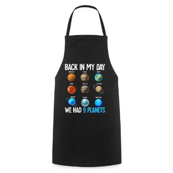 À mon époque, nous avions neuf planètes dans un espace amusant - Tablier de cuisine - noir - Devant - AI Model Male 185 dark (185cm)