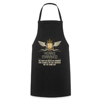 Nous avons beaucoup en commun 10e anniversaire de mariage - Tablier de cuisine - noir - Devant - AI Model Male 185 dark (185cm)