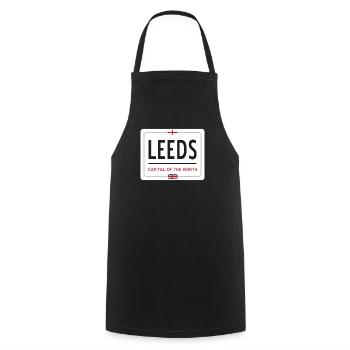 Ortsschild von Leeds - Kochschürze - Schwarz - Vorne - AI Model Male 185 dark (185cm)