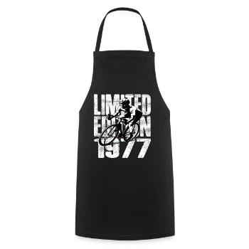 Édition limitée 1977 Édition limitée anniversaire - Tablier de cuisine - noir - Devant - AI Model Male 185 dark (185cm)