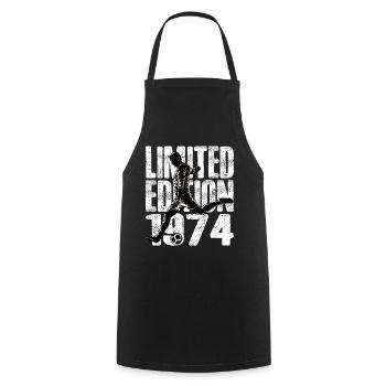 Édition limitée 1974 Édition limitée Football - Tablier de cuisine - noir - Devant - AI Model Male 185 dark (185cm)