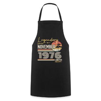 Millésime Novembre 1976 RétroNovembre 1976  - Tablier de cuisine - noir - Devant - AI Model Male 185 dark (185cm)
