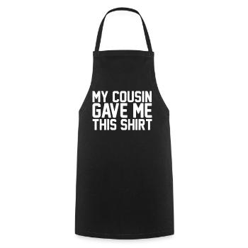 Mon cousin m’a offert ce t-shirt, un drôle de cadeau de famille. - Tablier de cuisine - noir - Devant - AI Model Male 185 dark (185cm)