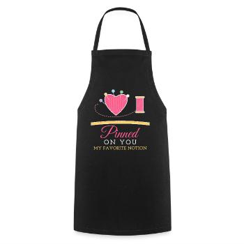 Gepinnt an dich, Valentinstags-Näh-Quilterin - Kochschürze - Schwarz - Vorne - AI Model Male 185 dark (185cm)