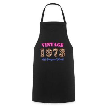 Anniversaire né en 1973 - Tablier de cuisine - noir - Devant - AI Model Male 185 dark (185cm)