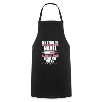 Krankenschwester Nadel Lustiges Spruch Shirt - Kochschürze - Schwarz - Vorne - AI Model Male 185 dark (185cm)