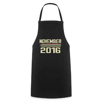 Millésime Novembre 2016 Millésime Rétro Novembre 2016 - Tablier de cuisine - noir - Devant - AI Model Male 185 dark (185cm)