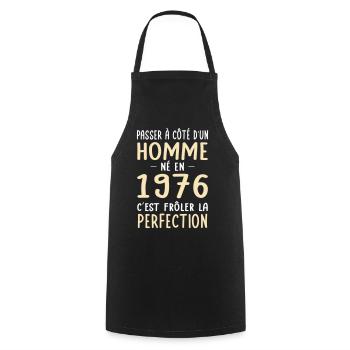Né en 1976 – Frôler la perfection  - Tablier de cuisine - noir - Devant - AI Model Male 185 dark (185cm)