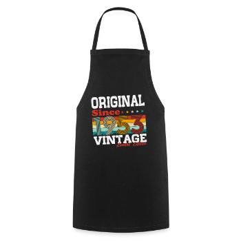 Original 1953 vintage vintage anniversaire rétro - Tablier de cuisine - noir - Devant - AI Model Male 185 dark (185cm)