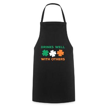 Shamrock boit bien avec les autres Fête de la Saint-Patrick - Tablier de cuisine - noir - Devant - AI Model Male 185 dark (185cm)