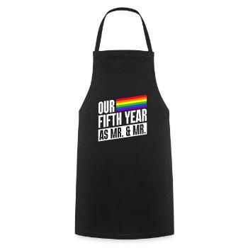 Fünftes Jahr als Mr & Mr Gay Pride Homo-Ehe - Kochschürze - Schwarz - Vorne - AI Model Male 185 dark (185cm)
