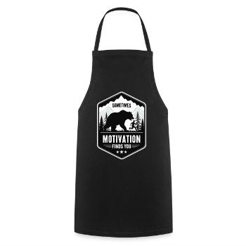 Motivation findet dich – Bär Outdoor Abenteuer - Kochschürze - Schwarz - Vorne - AI Model Male 185 dark (185cm)