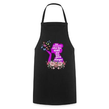 Elle s’est souvenue de qui elle était et le jeu a changé - Tablier de cuisine - noir - Devant - AI Model Male 185 dark (185cm)