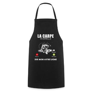 La carpe m'appelle sur mon autre ligne. Pêche - Tablier de cuisine - noir - Devant - AI Model Male 185 dark (185cm)