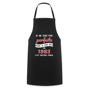 Anniversaire 40 ans - Pas parfaite née en 1983 - Tablier de cuisine - noir - Devant - AI Model Male 185 dark (185cm)