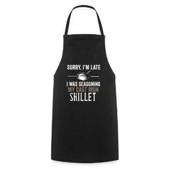 Gusseisen Pfanne Liebhaber Braten Pfanne Lustiges Kochen - Kochschürze - Schwarz - Vorne - AI Model Male 185 dark (185cm)