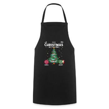 Noël appelle Noël pyjama drôle d’arbre - Tablier de cuisine - noir - Devant - AI Model Male 185 dark (185cm)