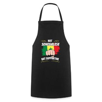 Pas sénégalais mais touriste de voyage solidaire - Tablier de cuisine - noir - Devant - AI Model Male 185 dark (185cm)