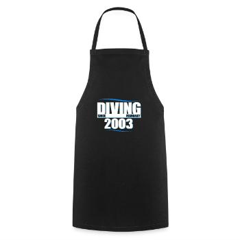 Anniversaire du plongeur - Plongée depuis février 2003 - Tablier de cuisine - noir - Devant - AI Model Male 185 dark (185cm)