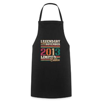 Vintage 2013 Novembre Vintage Anniversaire Rétro - Tablier de cuisine - noir - Devant - AI Model Male 185 dark (185cm)