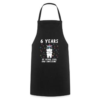6e anniversaire 6 ans d’anniversaire d’enfant - Tablier de cuisine - noir - Devant - AI Model Male 185 dark (185cm)