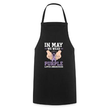 En mai, nous portons un soutien de sensibilisation au lupus violet - Tablier de cuisine - noir - Devant - AI Model Male 185 dark (185cm)
