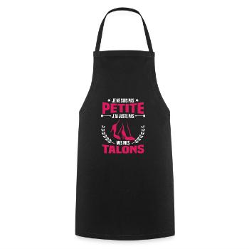 Je ne suis pas petite, Cadeau humour femme - Tablier de cuisine - noir - Devant - AI Model Male 185 dark (185cm)