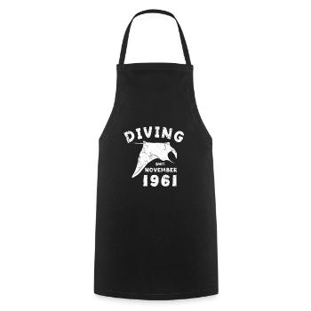 Anniversaire du plongeur - Plongée depuis novembre 1961 - Tablier de cuisine - noir - Devant - AI Model Male 185 dark (185cm)
