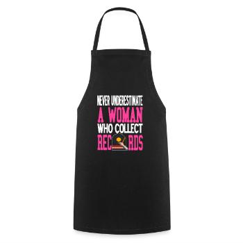 Ne sous-estimez jamais une femme qui collectionne des dossiers - Tablier de cuisine - noir - Devant - AI Model Male 185 dark (185cm)