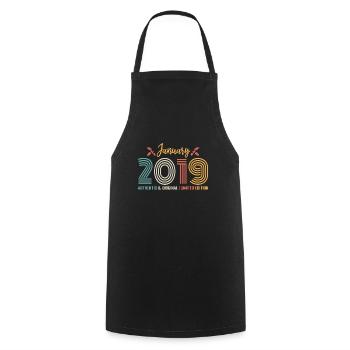 Januar 2019 Jubiläum Januar 2019 Retro - Kochschürze - Schwarz - Vorne - AI Model Male 185 dark (185cm)