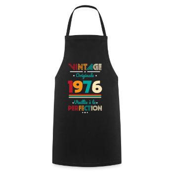1976 – Vintage – Aged to perfection - Cooking Apron - black - Front - AI Model Male 185 dark (185cm)