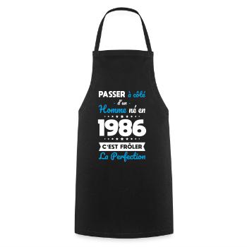 Né en 1986 – Frôler la perfection  - Tablier de cuisine - noir - Devant - AI Model Male 185 dark (185cm)