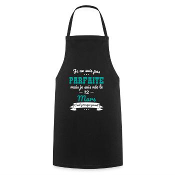 Anniversaire - Pas parfaite mais née le 12 Mars - Tablier de cuisine - noir - Devant - AI Model Male 185 dark (185cm)