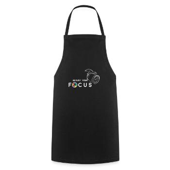 Adjust you focus - Fotograf, Kamera - Kochschürze - Schwarz - Vorne - AI Model Male 185 dark (185cm)