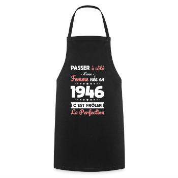 Née en 1946 – Frôler la perfection  - Tablier de cuisine - noir - Devant - AI Model Male 185 dark (185cm)