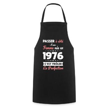 Née en 1976 – Frôler la perfection  - Tablier de cuisine - noir - Devant - AI Model Male 185 dark (185cm)