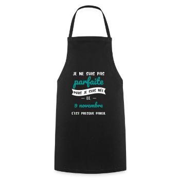 Anniversaire - Pas parfaite mais née le 9 Novembre - Tablier de cuisine - noir - Devant - AI Model Male 185 dark (185cm)