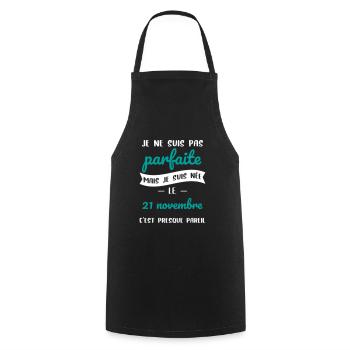 Anniversaire - Pas parfaite mais née 21 Novembre - Tablier de cuisine - noir - Devant - AI Model Male 185 dark (185cm)
