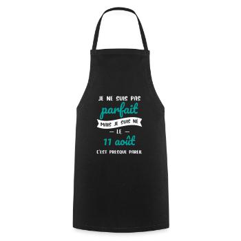 Anniversaire - Pas parfait mais né le 11 Août - Tablier de cuisine - noir - Devant - AI Model Male 185 dark (185cm)