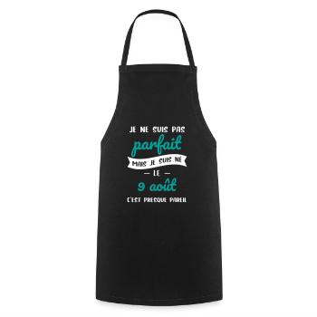Anniversaire - Pas parfait mais né le 9 Août - Tablier de cuisine - noir - Devant - AI Model Male 185 dark (185cm)