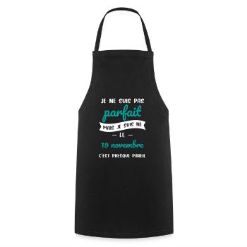 Anniversaire - Pas parfait mais né le 19 Novembre - Tablier de cuisine - noir - Devant - AI Model Male 185 dark (185cm)
